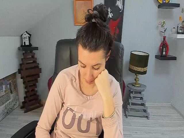 Live sex webcam photo for LizzieBrie #271324849