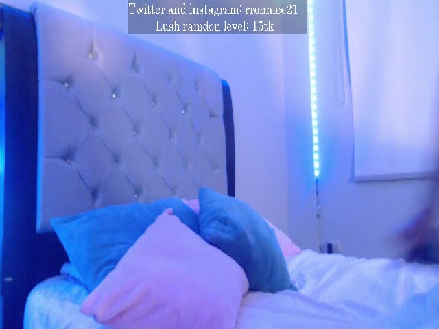 Live sex webcam photo for Rronniee21 #271324303