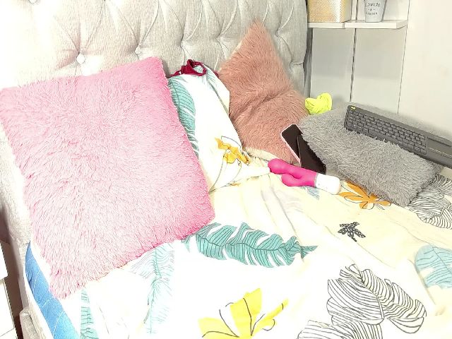 Live sex webcam photo for Maika27 #271318216