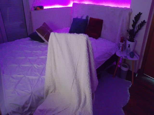 Live sex webcam photo for Emilly2332 #271327627