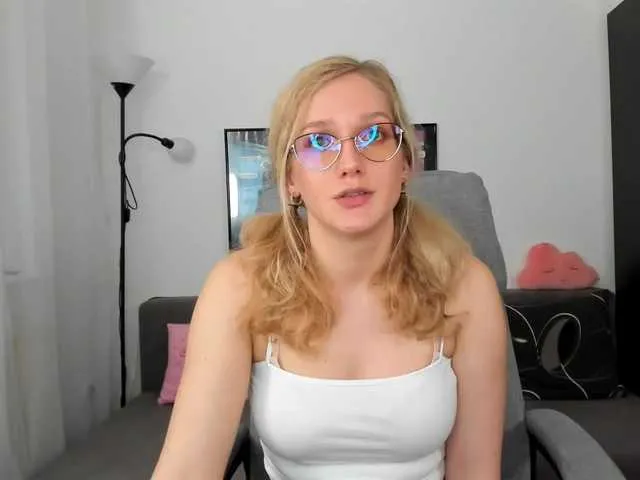 Live sex webcam photo for NicolMoon3 #271340694