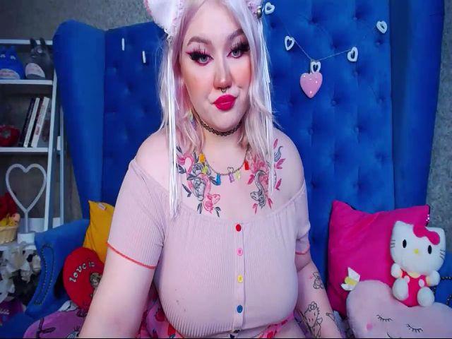 Live sex webcam photo for CurvyAlyce19 #271337508