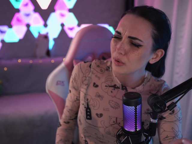 Live sex webcam photo for MalinaBo0m #271343406