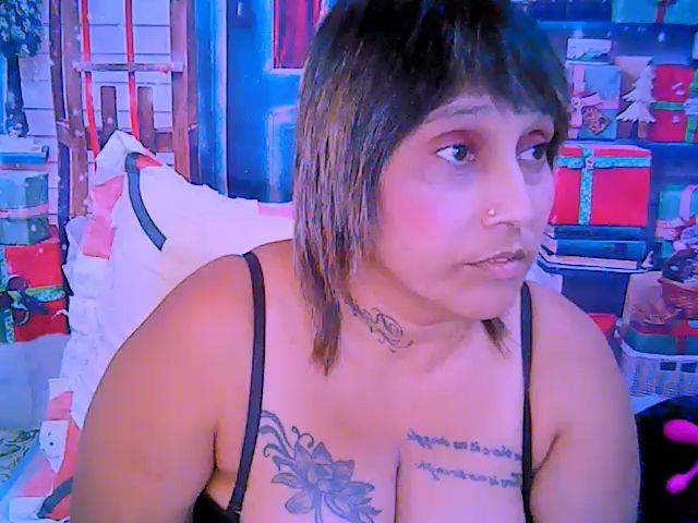 Live sex webcam photo for Roxyfoxy69 #271345333
