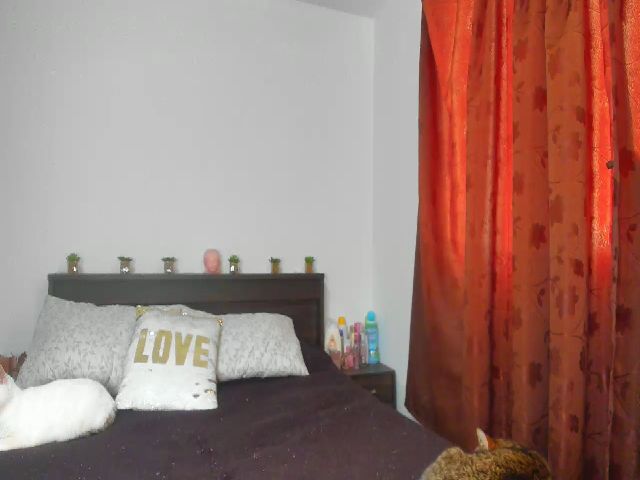 Live sex webcam photo for Saritaa__ #271342346