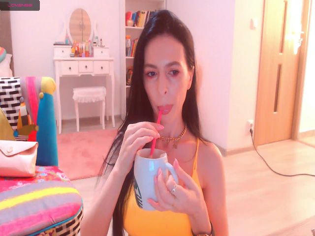 Live sex webcam photo for HotCoffeeGirl #271341989