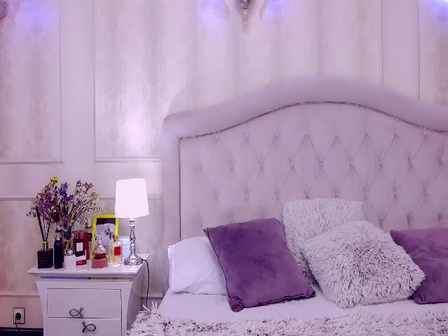 Live sex webcam photo for LolaNiceAss1 #271341885