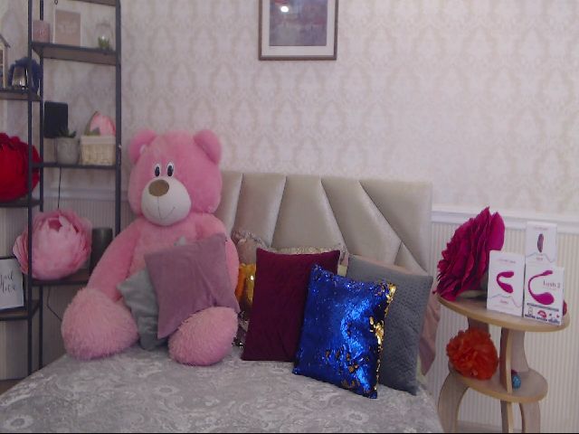 Live sex webcam photo for GinaLewis #271339322