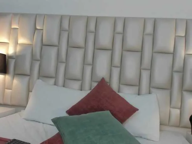 Live sex webcam photo for EmaSimon #271338335