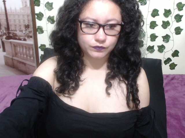 Live sex webcam photo for KarinaHot #271353688