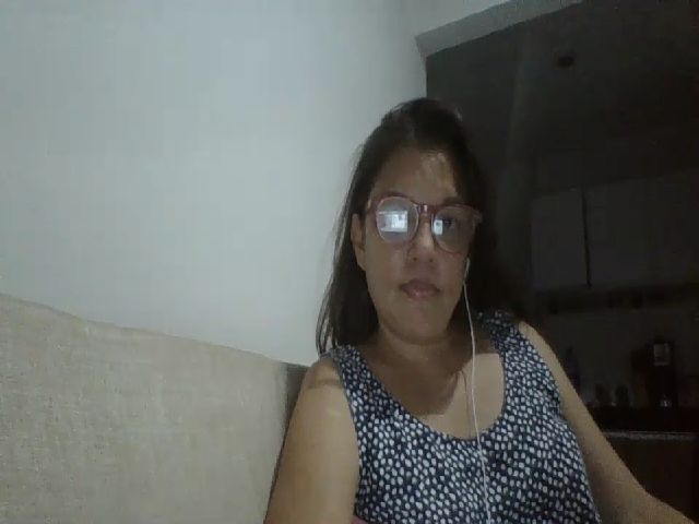 Live sex webcam photo for SweetLola01 #271351409
