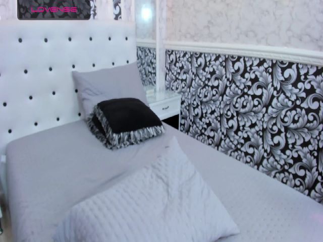 Live sex webcam photo for CurvyBlue #271359831