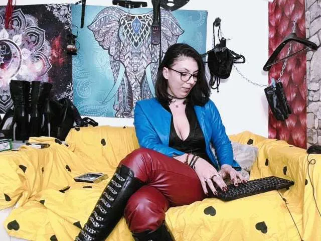 Live sex webcam photo for GoddessShae #271347842