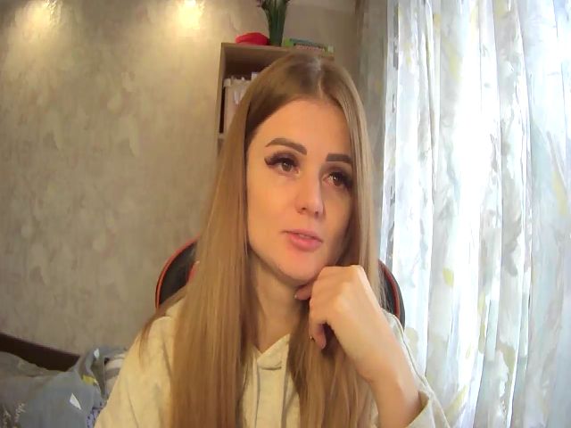 Live sex webcam photo for FloElin24 #271351328