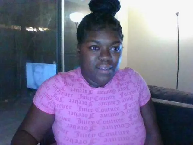 Live sex webcam photo for BigBootiBambi #271350617