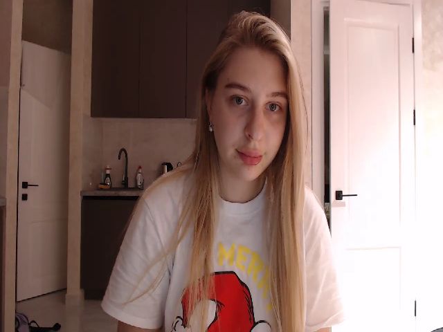 Live sex webcam photo for BlondeDivaa #271359397