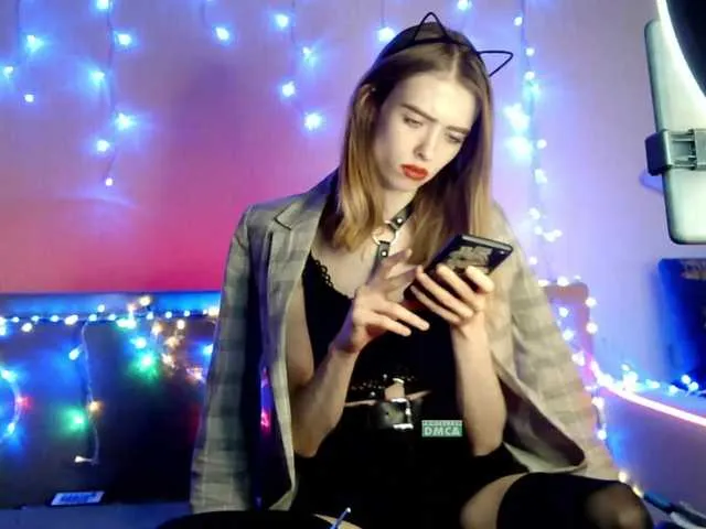 Live sex webcam photo for Evelyn-7 #271352890