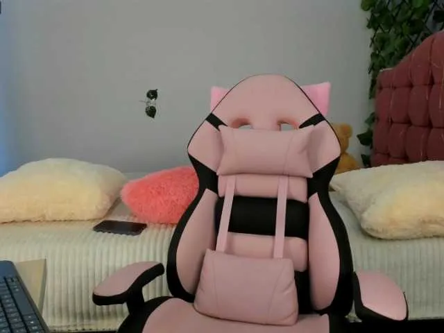 Live sex webcam photo for holly-rose69 #271347557