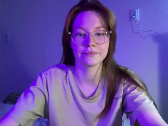 Live sex webcam photo for EmilyBr0wn #271356488