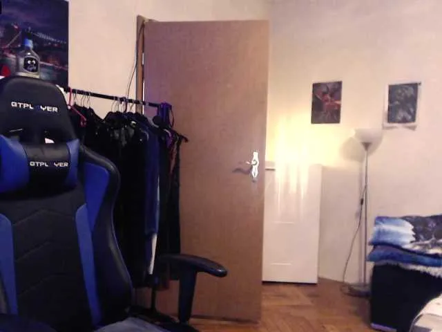 Live sex webcam photo for DrachenLady39 #271372693