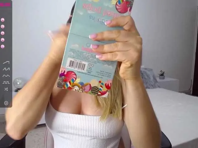 Live sex webcam photo for Littletaty1 #271365052