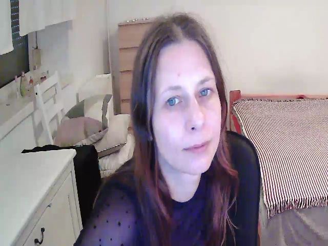 Live sex webcam photo for KatieAngel69 #271369844