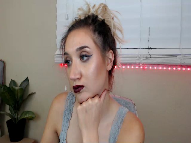 Live sex webcam photo for GoddessEmmy #271375878