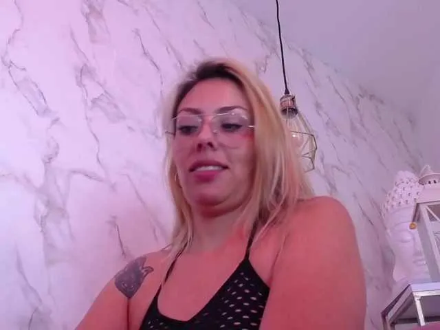 Live sex webcam photo for AdrianaGomez #271373488