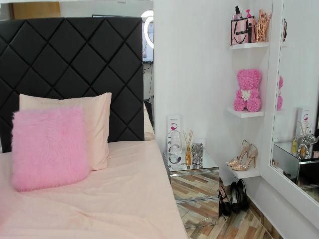 Live sex webcam photo for Evelincooper #271362536