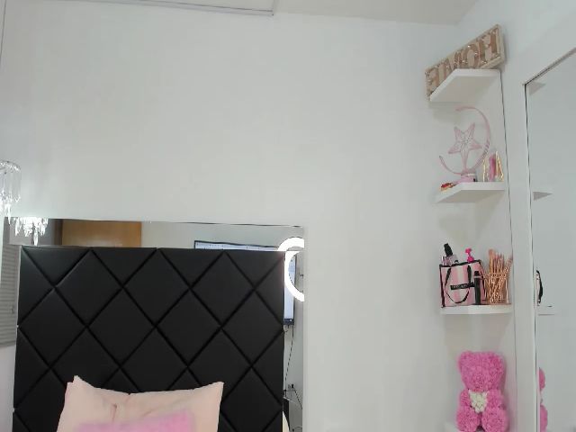 Live sex webcam photo for Evelincooper #271374083