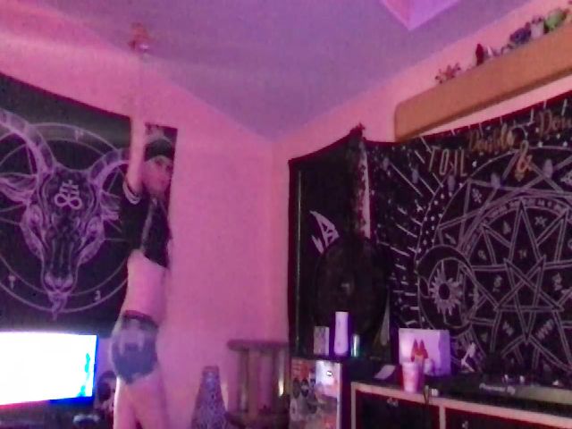 Live sex webcam photo for ThinHotCute #271374085