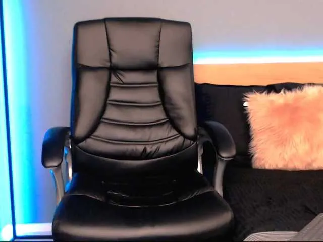 Live sex webcam photo for NinaRosee #271376687