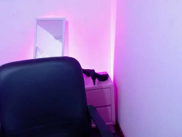 Live sex webcam photo for scarlet-gold #271381593