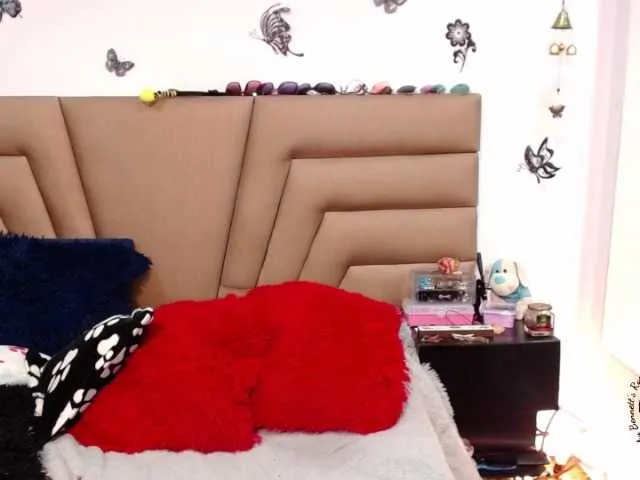 Live sex webcam photo for nicky-bennett #271388691