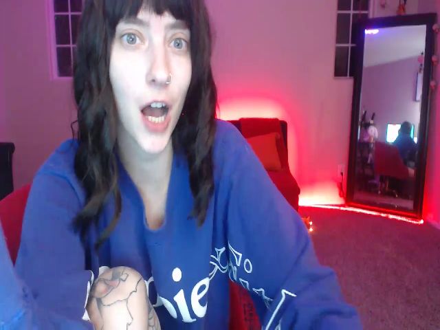 Live sex webcam photo for MollyMeowz #271378877