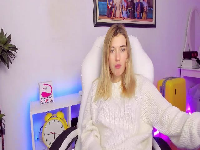 Live sex webcam photo for HotCarolineXO #271386092