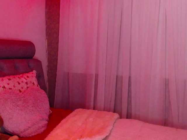 Live sex webcam photo for sara-guzman02 #271389120