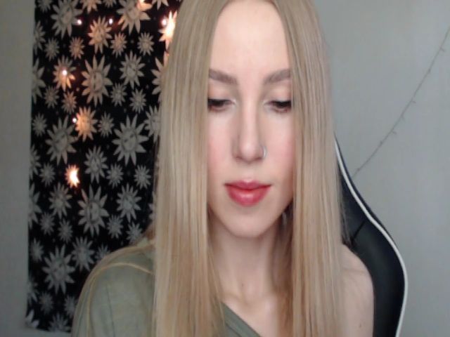 Live sex webcam photo for MagicElfie #271385825