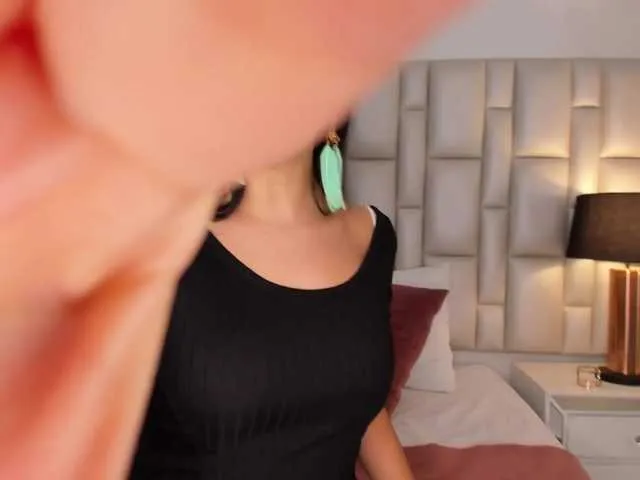 Live sex webcam photo for EmaSimon #271381619