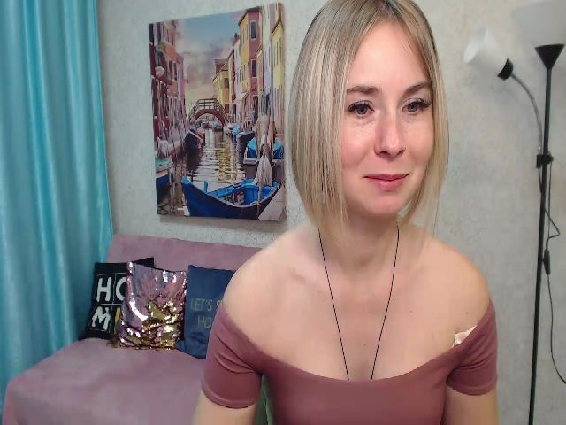 Live sex webcam photo for ElaineFoxy #271379330