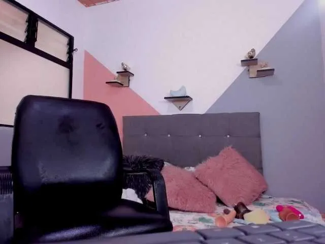 Live sex webcam photo for karinahotson1 #271405560