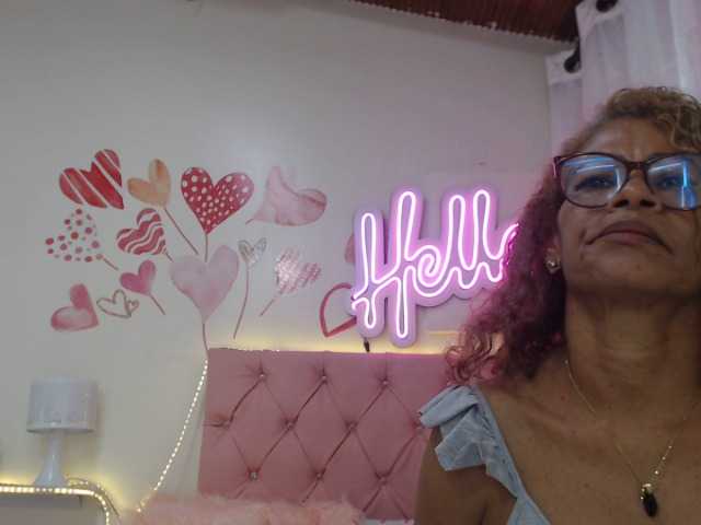 Live sex webcam photo for BustyXMilf #271405142