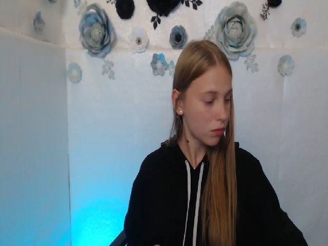 Live sex webcam photo for SshyTeen #271399303