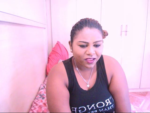 Live sex webcam photo for Indiandiva96 #271399327