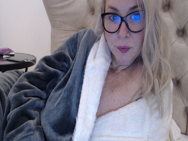 Live sex webcam photo for Singlemilff #271408225