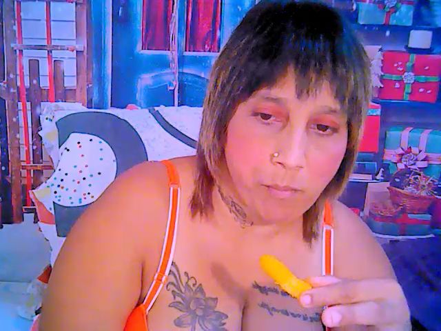 Live sex webcam photo for Roxyfoxy69 #271404150