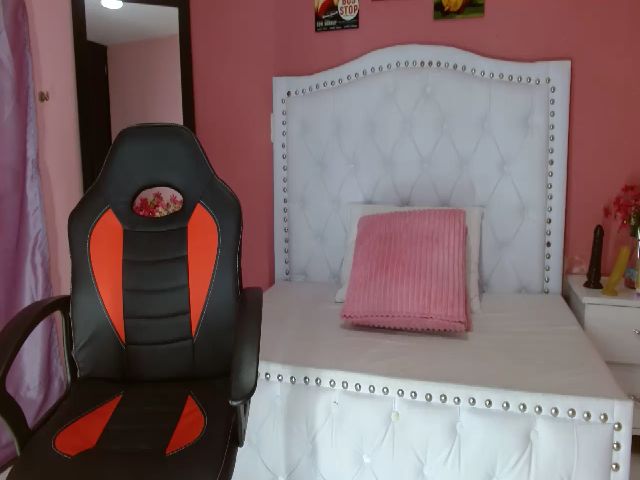 Live sex webcam photo for Abigail_Valz #271403025
