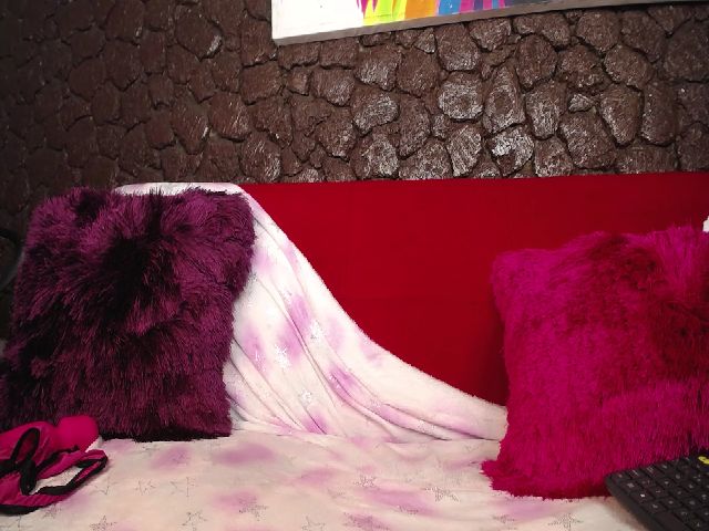 Live sex webcam photo for Emiliarain #271393145