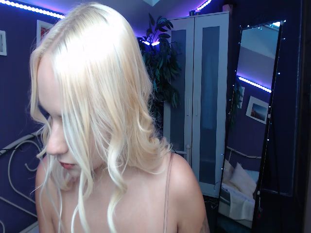 Live sex webcam photo for JoanQueen #271402513