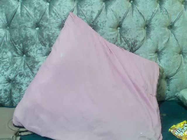 Live sex webcam photo for YOUNGDREAM123 #271401942